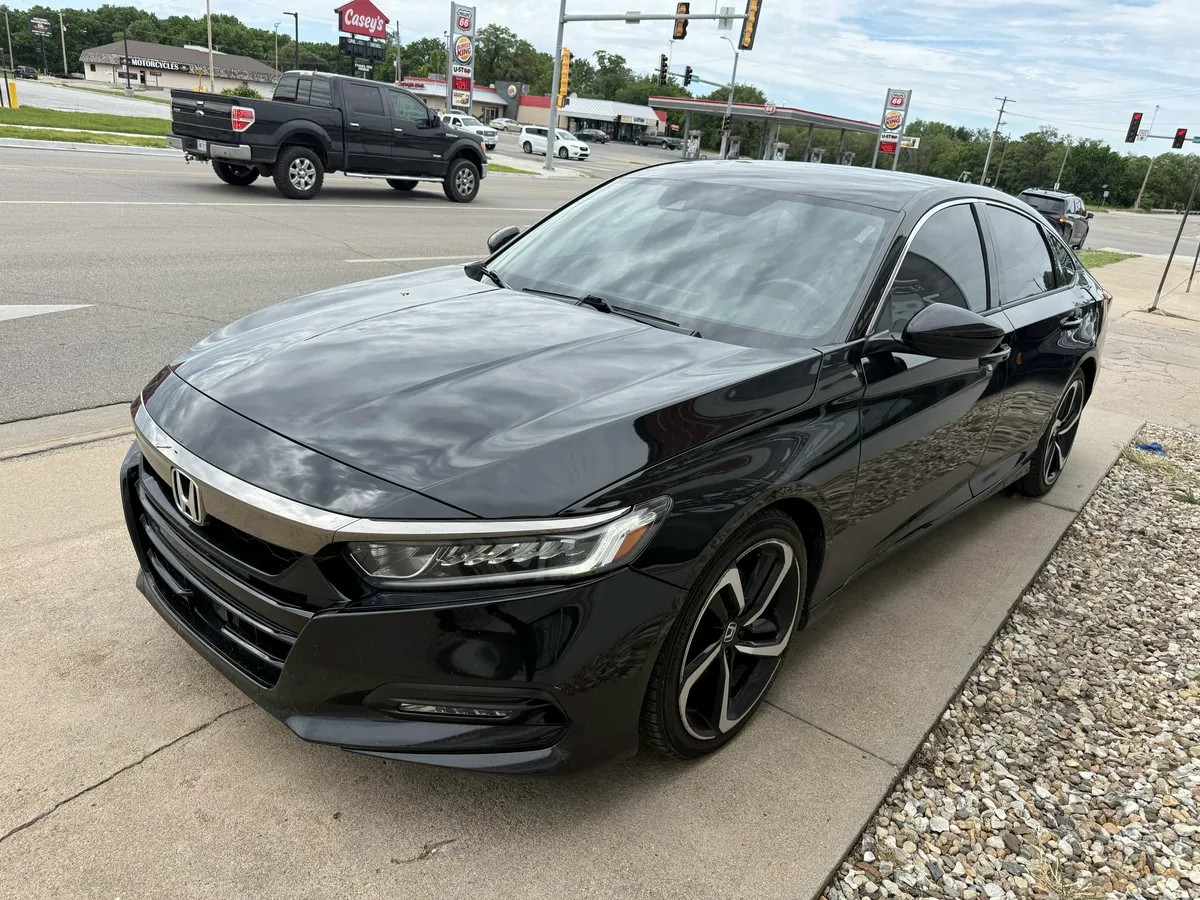 2018 Honda Accord Sedan thumbnail 4