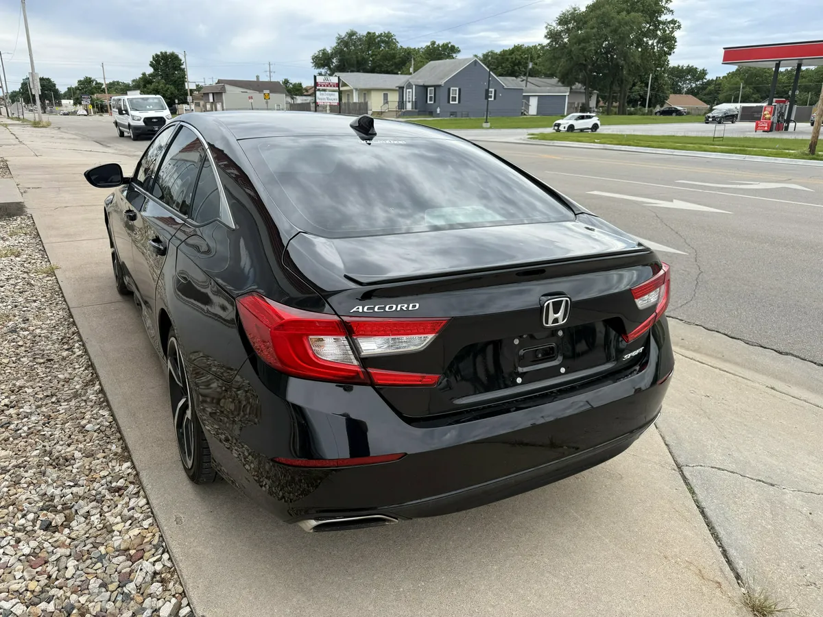 2018 Honda Accord Sedan thumbnail 6