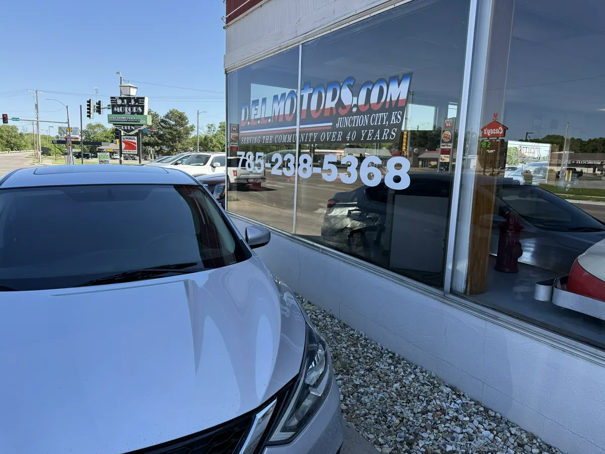 2019 Nissan Sentra thumbnail 4
