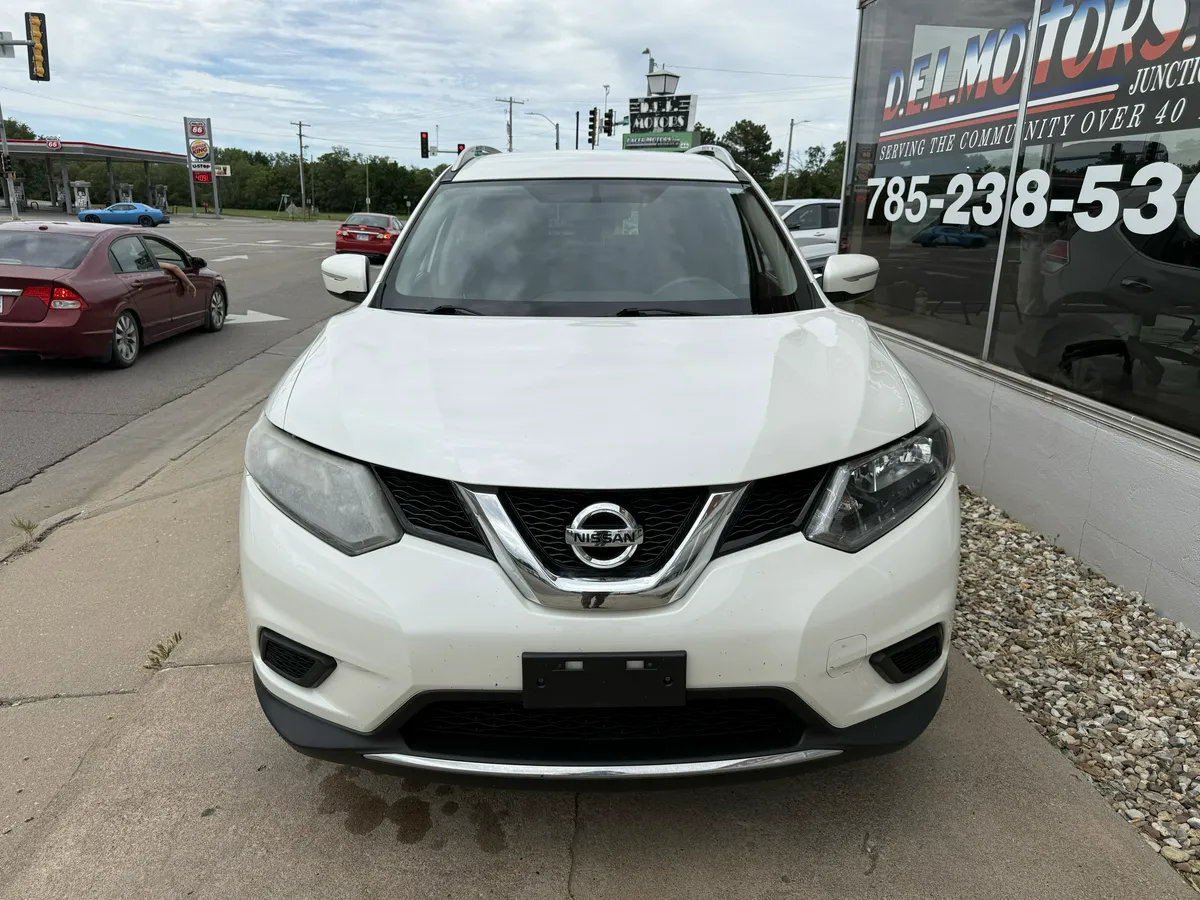2015 Nissan Rogue thumbnail 3