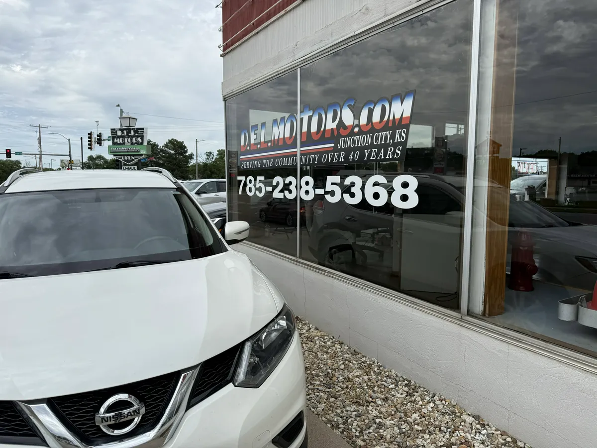 2015 Nissan Rogue thumbnail 4